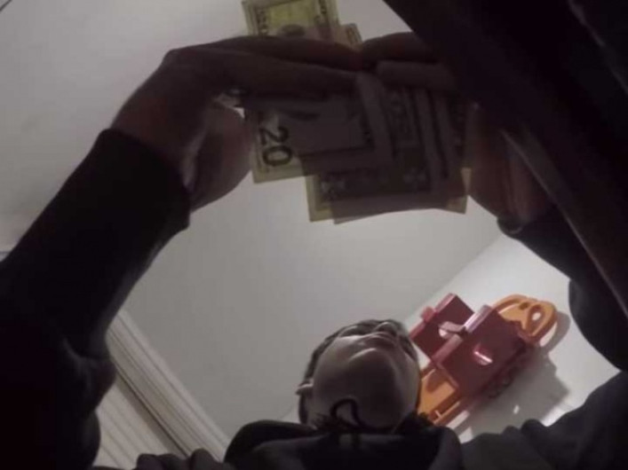 Canadienses le juegan broma a policías y piden “mordida”  