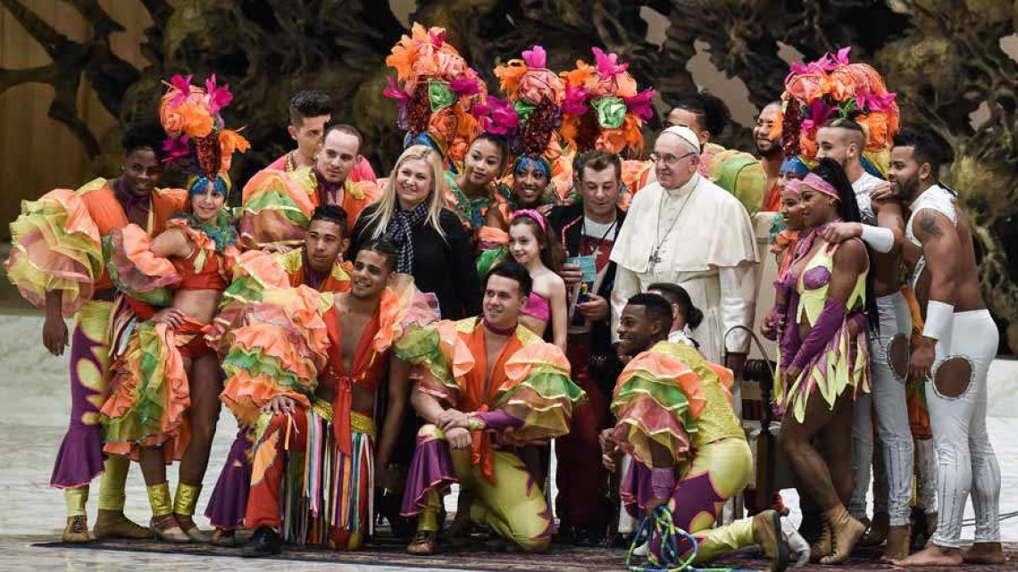 El papa Francisco hace malabares junto a un circo cubano