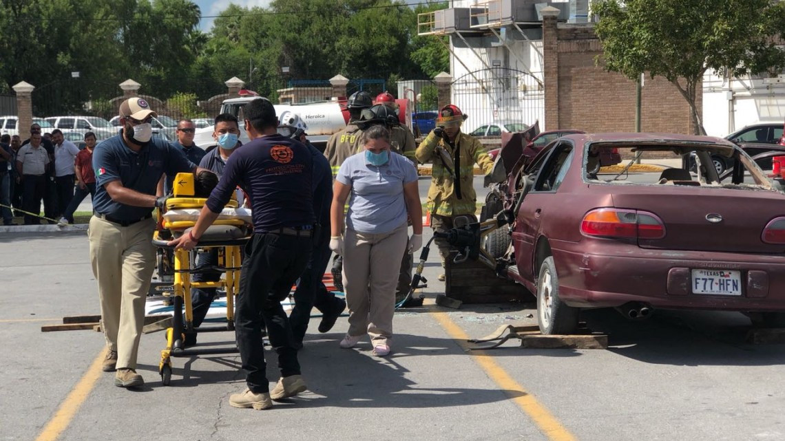 Celebran bomberos su día con exhibición en Matamoros