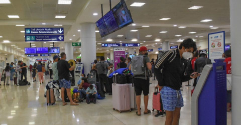 Detienen a 4 personas por vender pruebas falsas de COVID-19 a turistas en Cancún