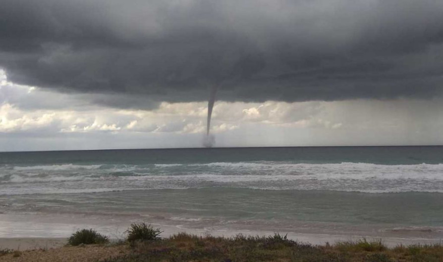 Sorprende tromba marina en España