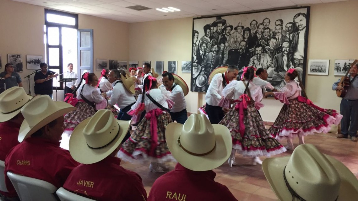 Maestros jubilados activos a través del baile folklórico