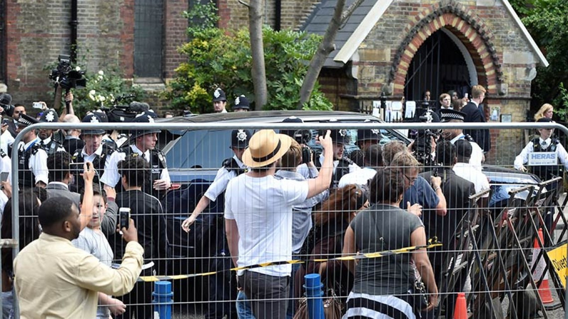 Civiles se manifiestan frente a la residencia de May 