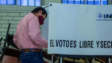 Emite Mario López su voto en la casilla 0634 contigua 02