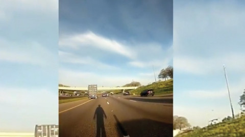 Policía y conductor de tráiler evitan un suicidio en Texas