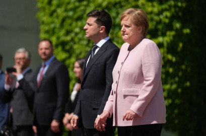 Angela Merkel víctima de temblores durante una ceremonia en Berlín