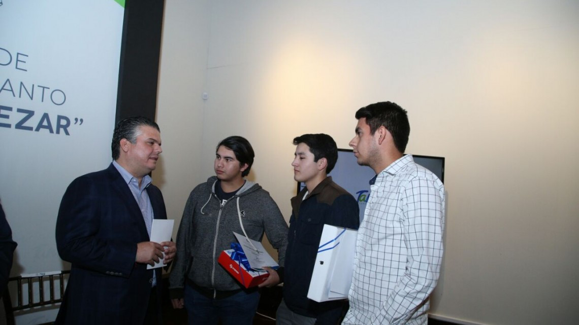 Premian a ganadores del concurso estatal de canto Volver a Empezar