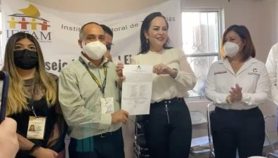 Entregan constancias de mayoría a Carmen Lilia Canturosas en Nuevo Laredo