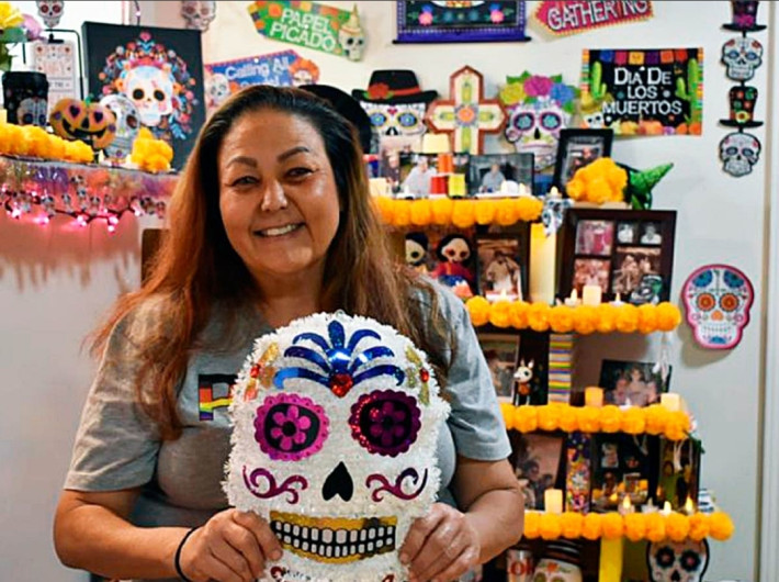 Hawaiiana lleva tradición de Día de Muertos a su país 