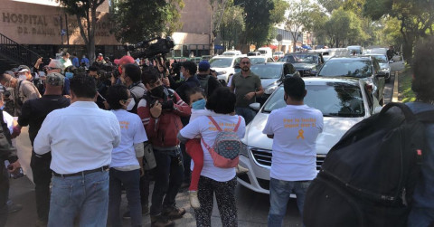 Protestan en Hospital La Raza por falta de medicamentos para niños con cáncer 