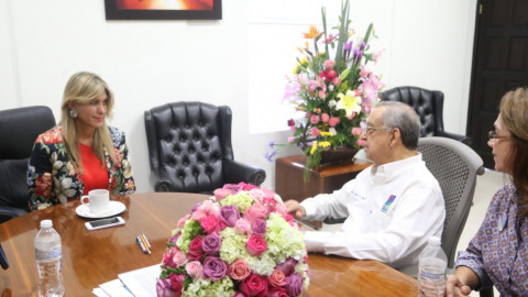 Recibe Maki Ortiz invitación al Hambretón 2018