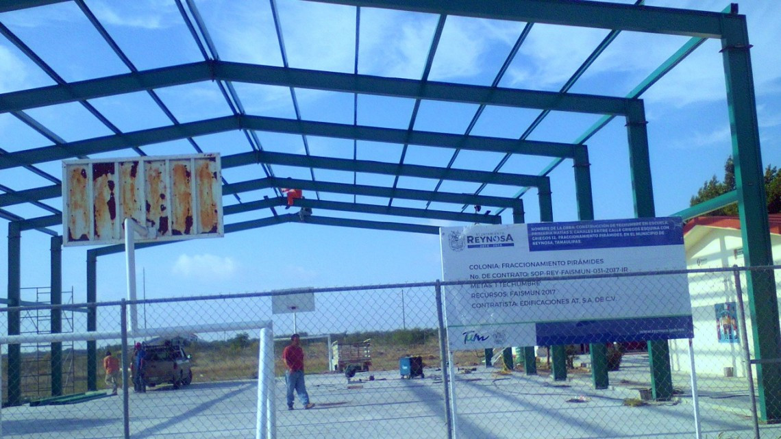 Construcción de techumbre escolar sigue en marcha