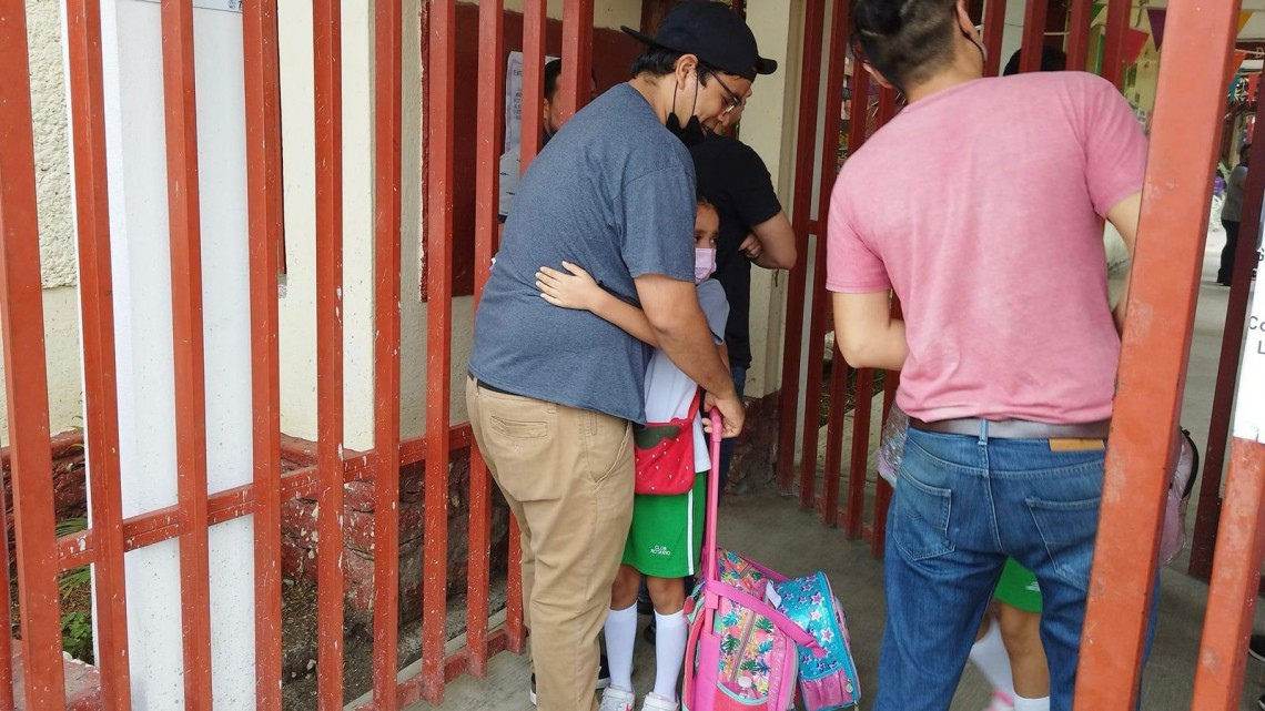 Evacuan a alumnos de primaria por ingreso de hombre armado 