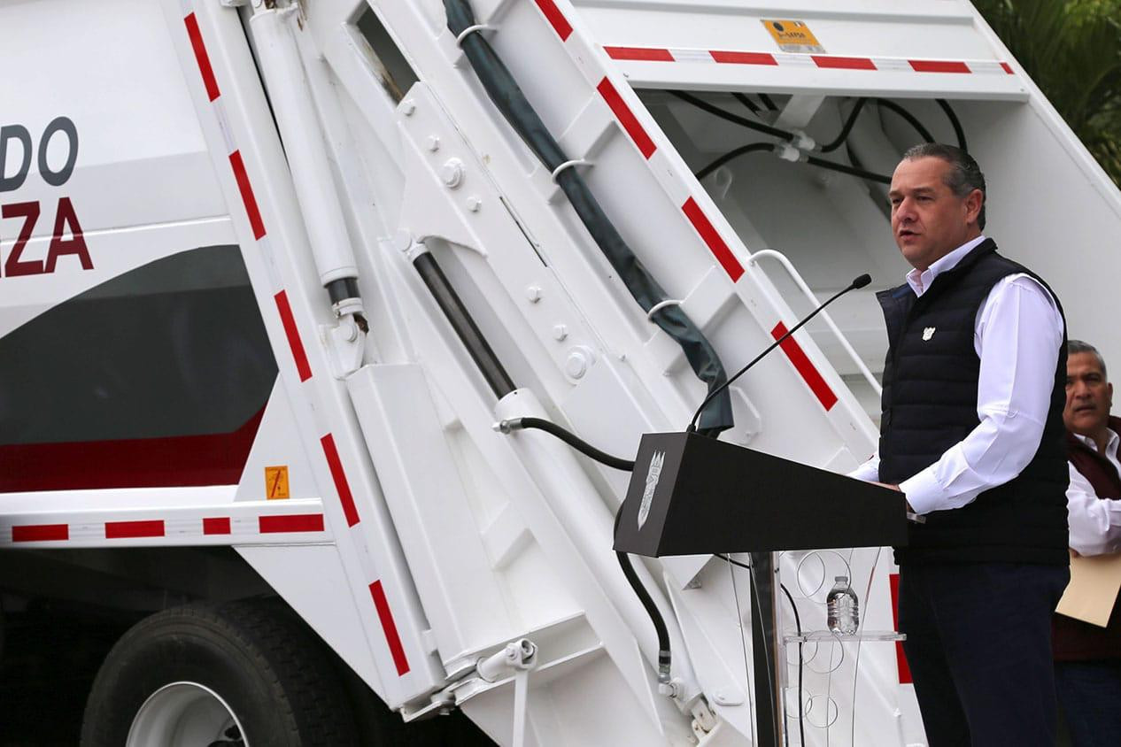 Entrega Adrián Oseguera 7 nuevos camiones de basura a Madero