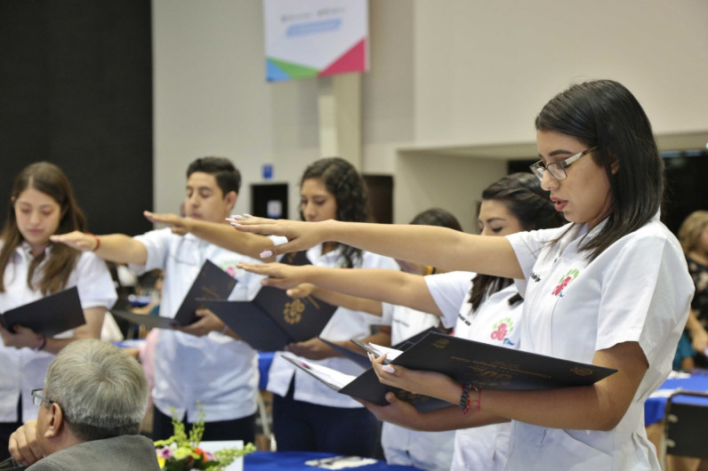 Entrega DIF nueva generación de Licenciados en Terapia Física