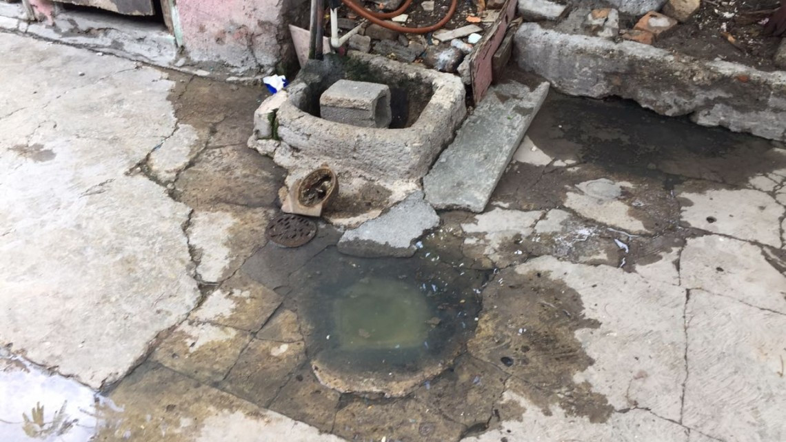 Vecinos de la Popular habitan entre aguas negras 