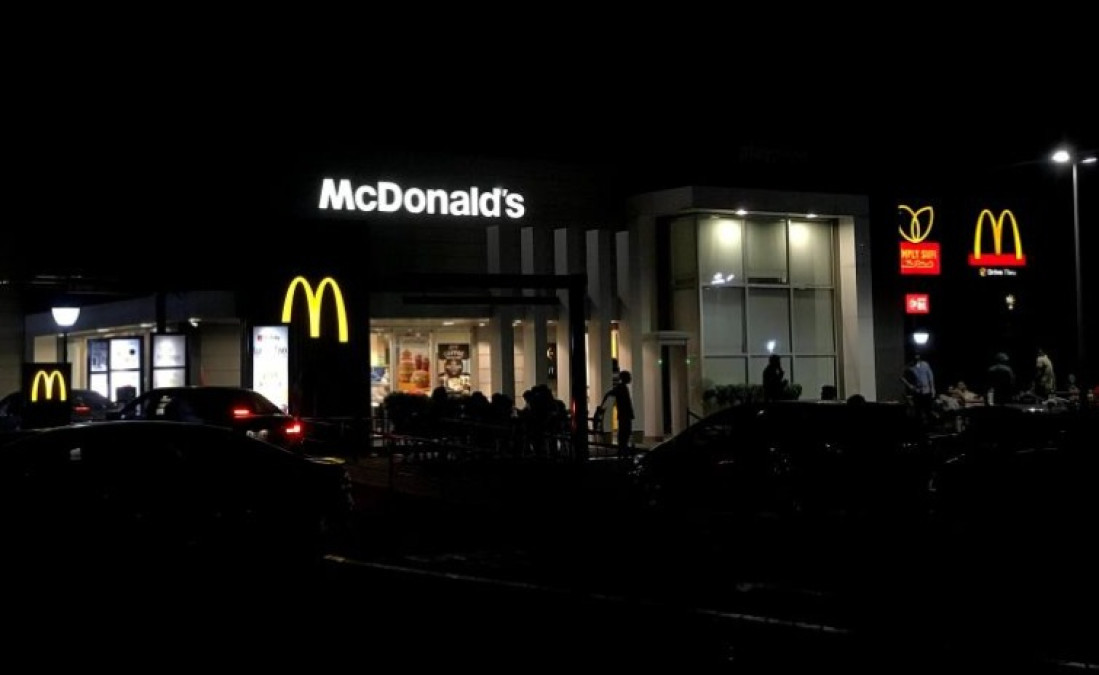 Joven dispara a empleado de McDonald's por servirle papas frías a su mamá