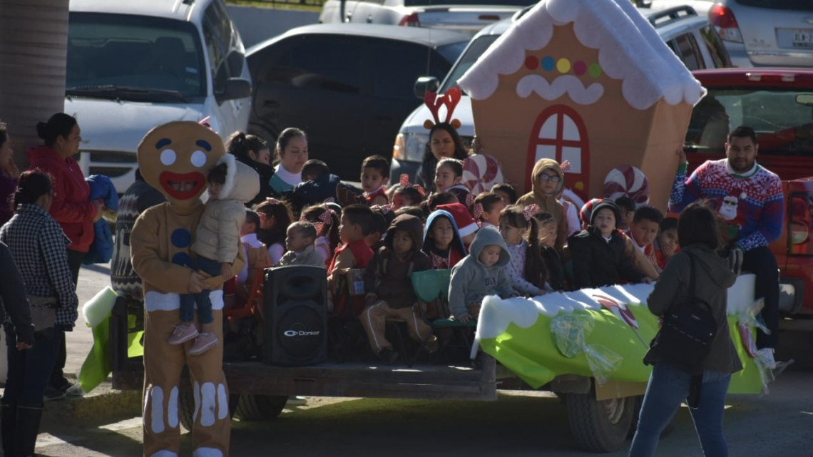 Exitoso Desfile Navideño en Santa Apolonia