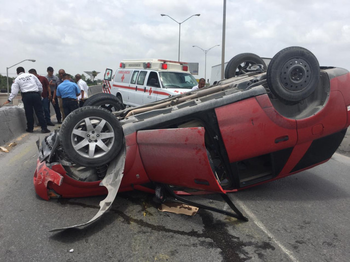 Mujer acelerada vuelca en el puente de la Roberto Guerra 