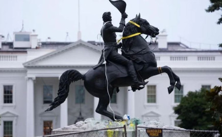 Trump amenaza con encarcelar 10 años a quien dañe monumentos