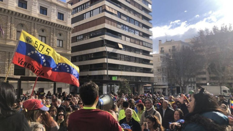 Juan Guaidó jura asumir como presidente encargado de Venezuela