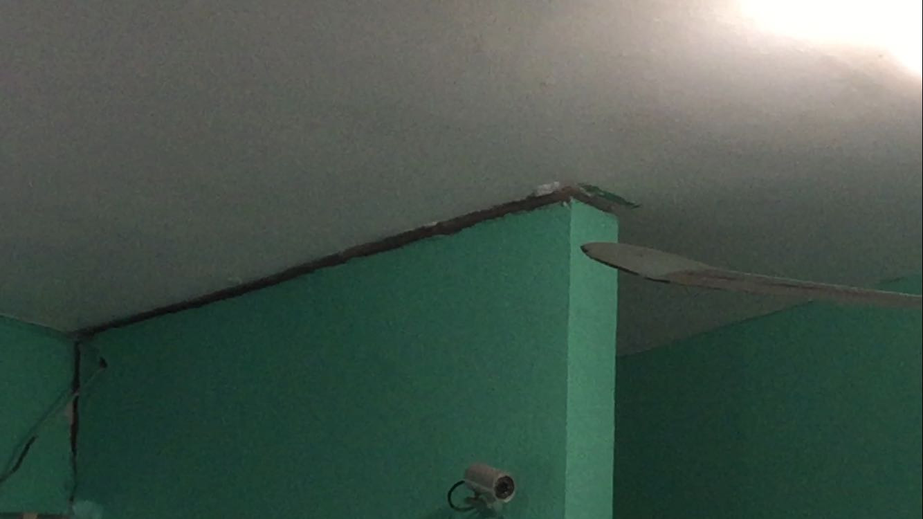 Paredes y pisos se quiebran en escuela primaria que se hunde