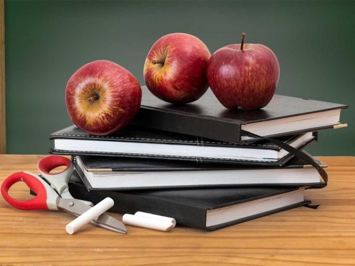 Maestra tiene hijo con alumno de 13 años