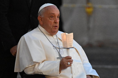 Vaticano declara que Papa Francisco sufre neumonía bilateral y su cuadro clínico es “complejo”