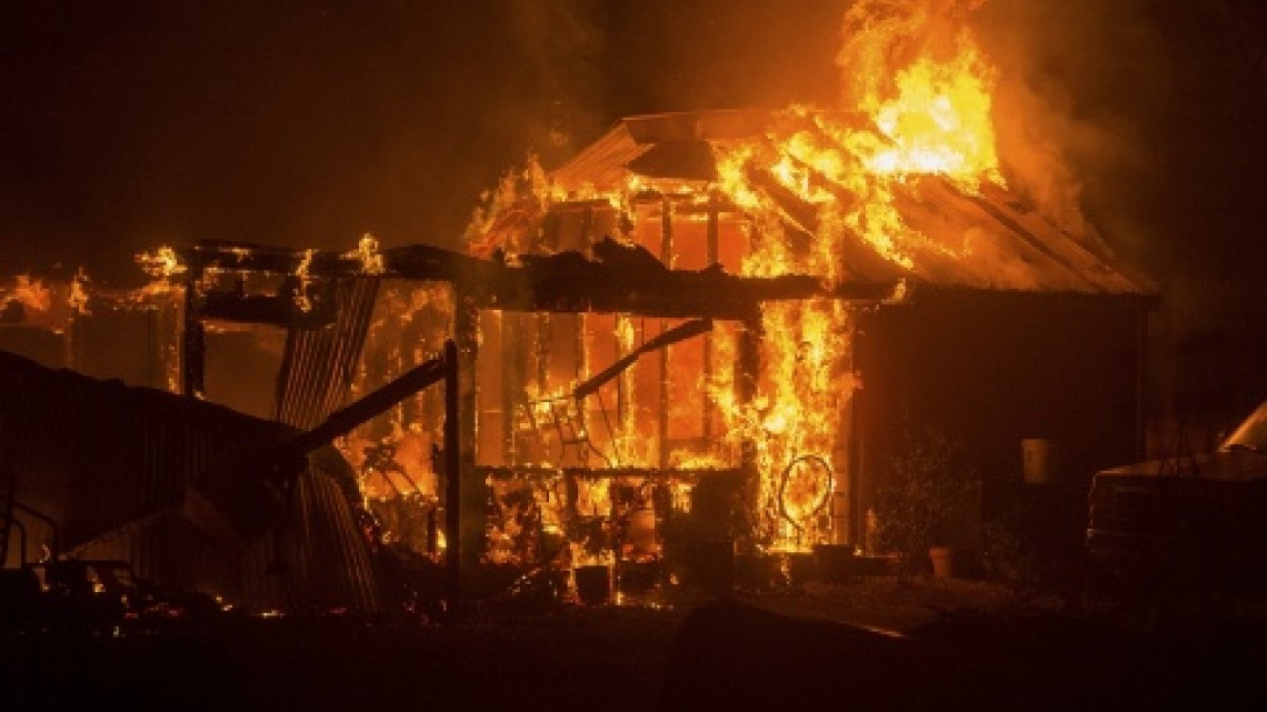 Evacuan a decenas de personas en California por incendio