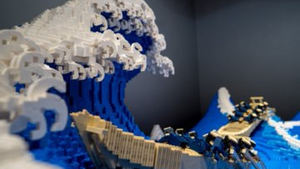 Artista japonés recrea 'La gran ola de Kanagawa' con 50.000 piezas de LEGO