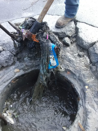 Urgente dejar de tirar basura en vía pública