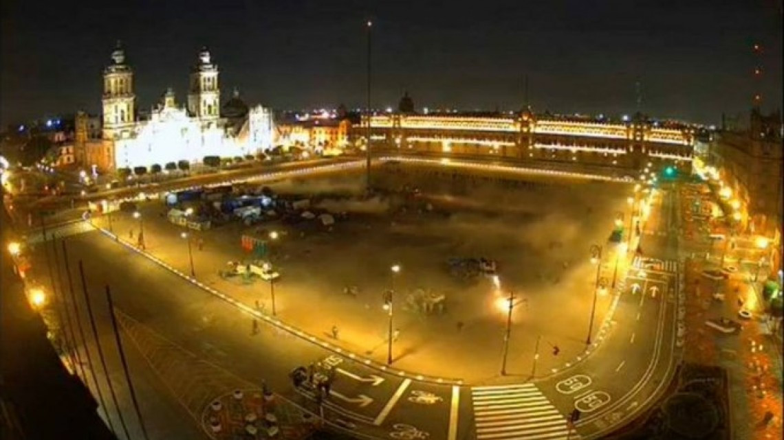 Retiran del Zócalo casas de campaña vacías de Frena