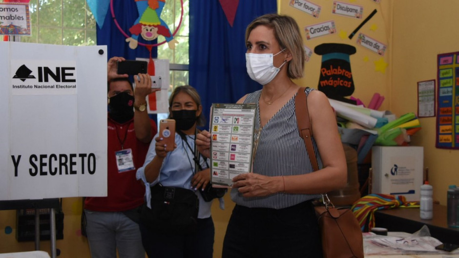 Acude Pilar Gómez a votar; dijo respetará resultados de la elección