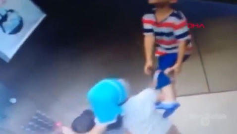 Niño es recatado por su hermana tras quedar colgado del cuello en un elevador