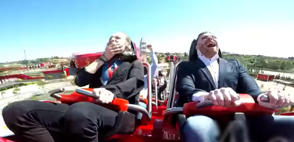 Paloma choca contra la cara de un hombre en montaña rusa