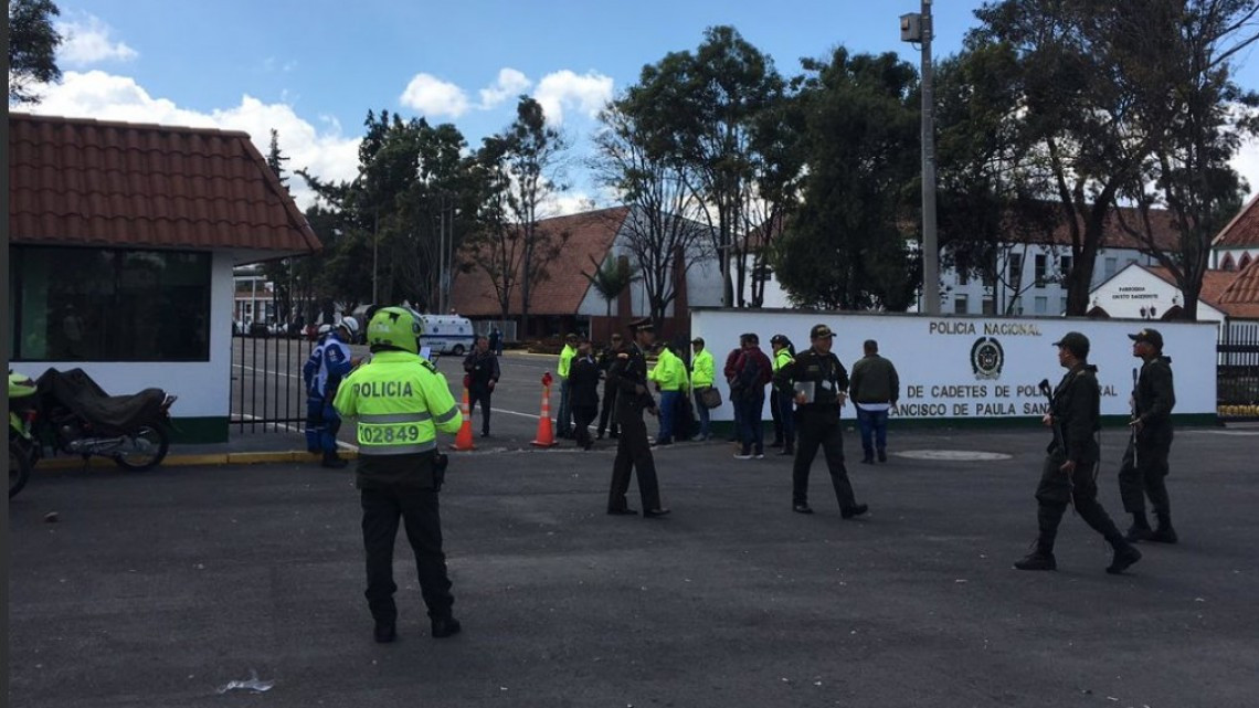 Atentado con coche bomba en escuela de policía de Bogotá deja 8 muertos