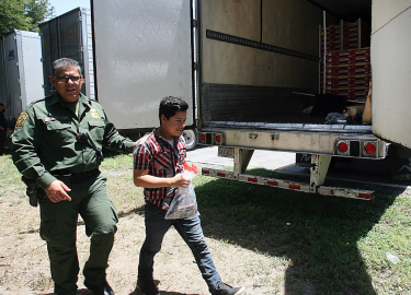 Arrestos en la frontera ubican su nivel más bajo en 46 años