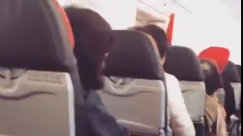 Tiembla violentamente avión y aterroriza a pasajeros