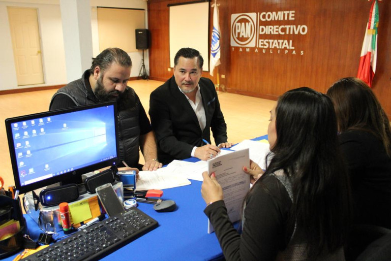 Se registra Alberto Lara por el séptimo Distrito 