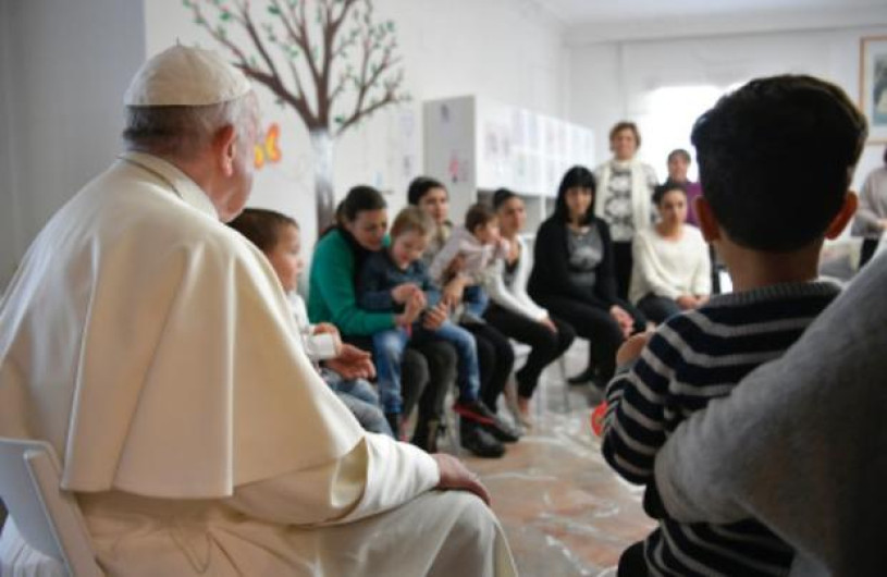 Papa Francisco sorprende con visita a casa para presas con familia
