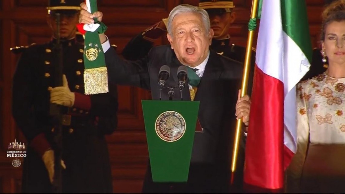Celebran grito de independencia ante un Zócalo vacío