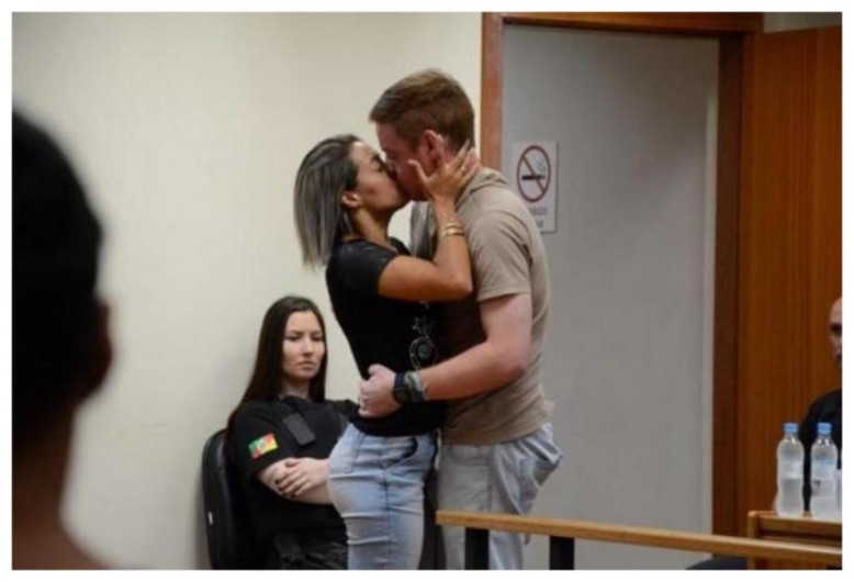 Mujer besa a hombre que le disparó cinco veces