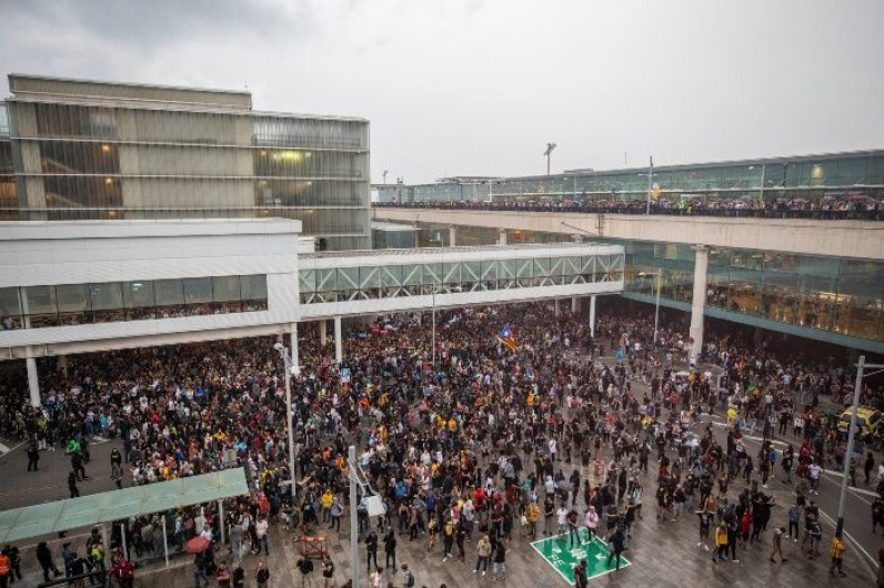  Manifestantes colapsan aeropuerto de Barcelona