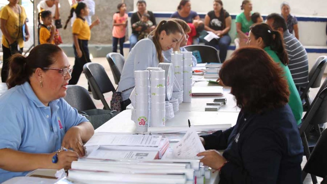 Entregan platos, vasos y cubiertos a Desayunadores