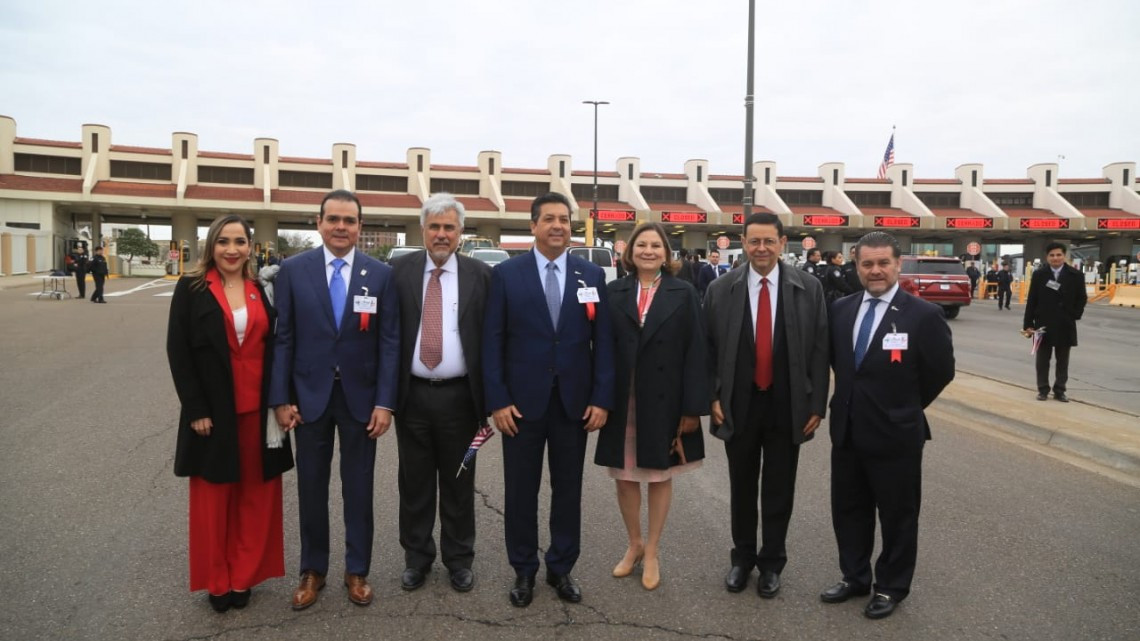 Abrazo de hermanad en el puente internacional Juárez-Lincoln