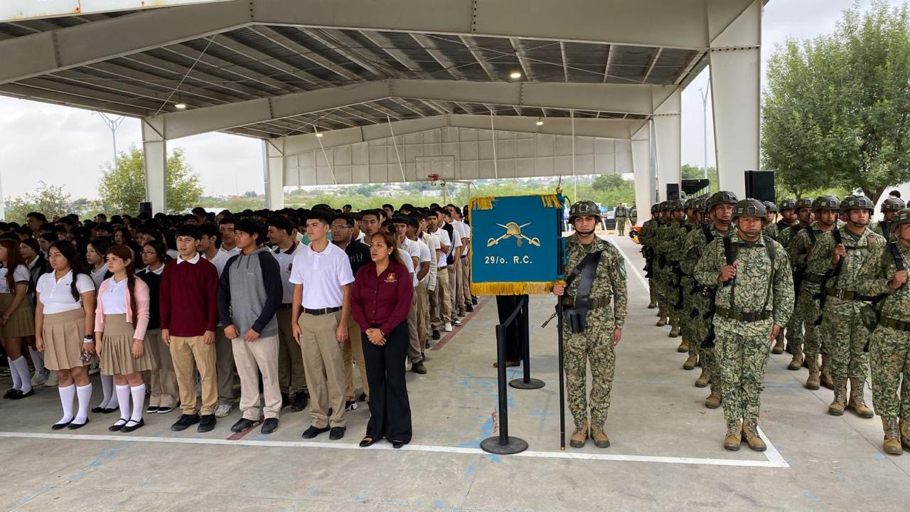 Ejército realiza jornada informativa con estudiantes de preparatoria