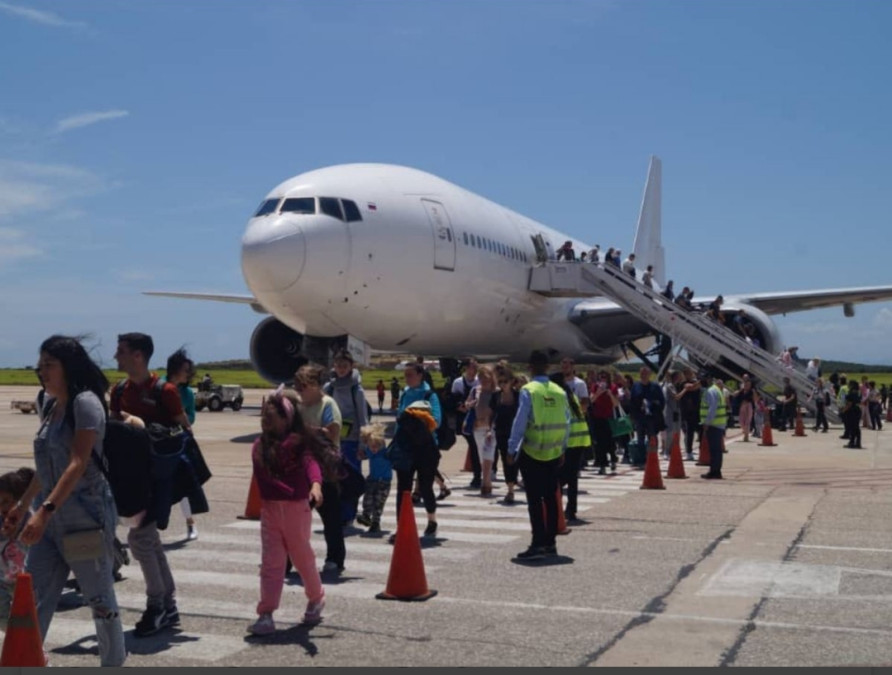 Tras meses de bloqueo, aterriza vuelo con turistas rusos en Venezuela 