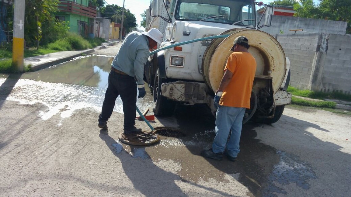 Intensifica COMAPA labores de limpieza y sondeo en líneas de drenaje