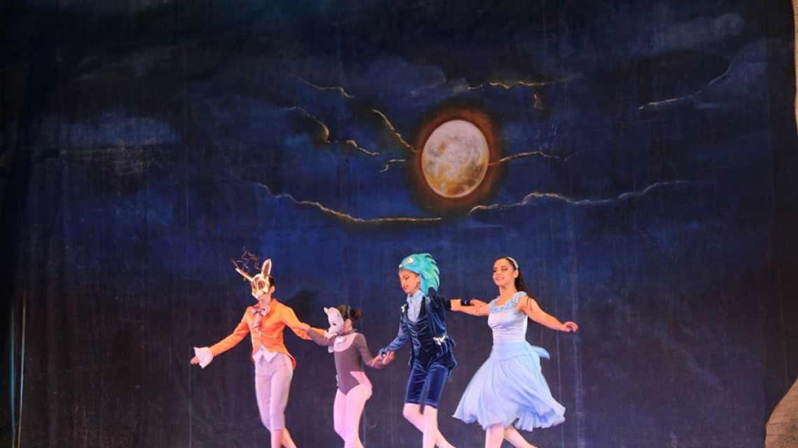 Alcaldesa asiste a presentación del ballet clásico "Alicia en el país de las maravillas"