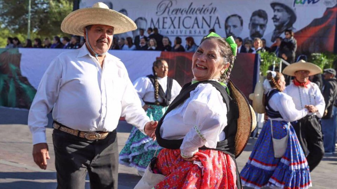 Gran ambiente en el desfile de la Revolución Mexicana 